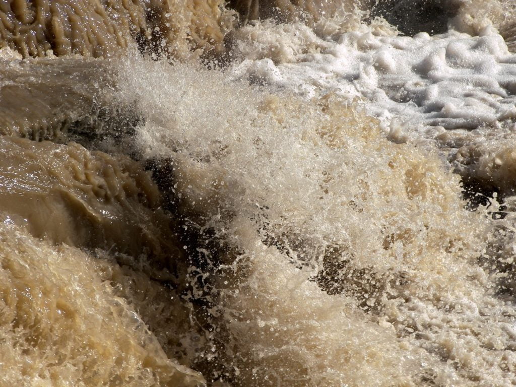 تجربة فحص الكدرة لعينة ماء مع المناقشة - Turbidity Measurement 1 مجرى مياه ملوثة بالطين